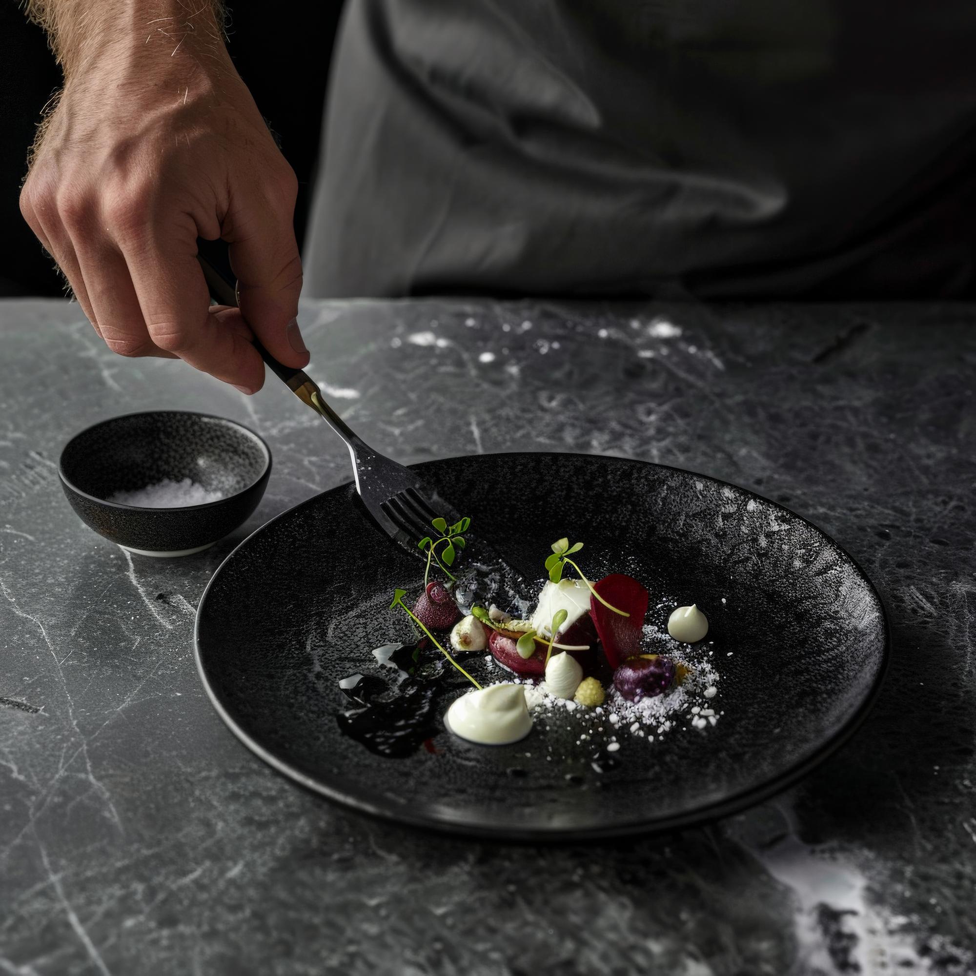 farfurie cu preparat gourmet pe fundal întunecat