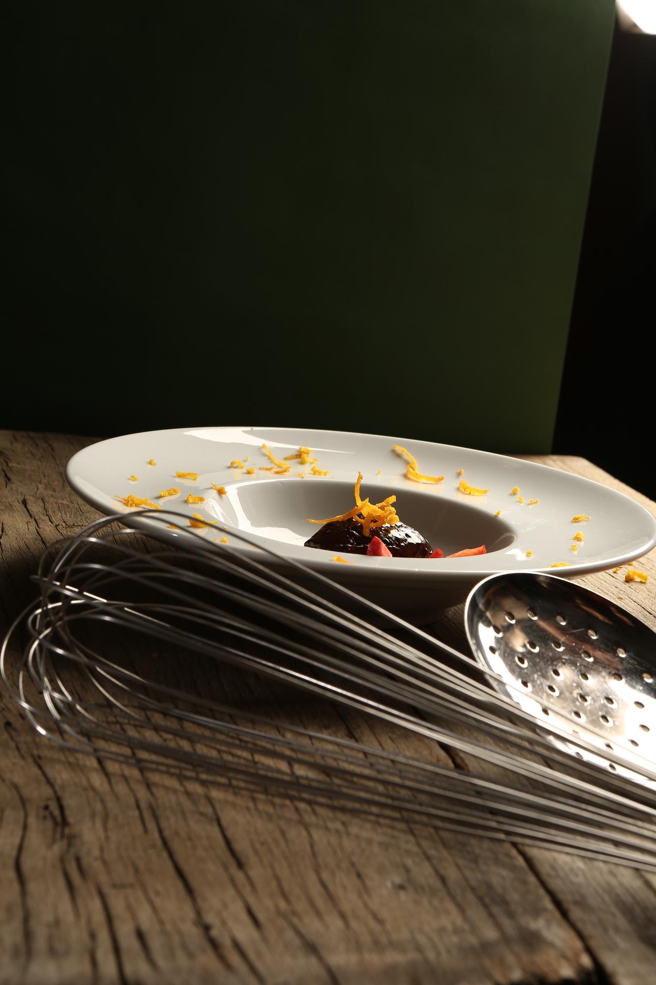 degustare de meniuri pe farfurii elegante